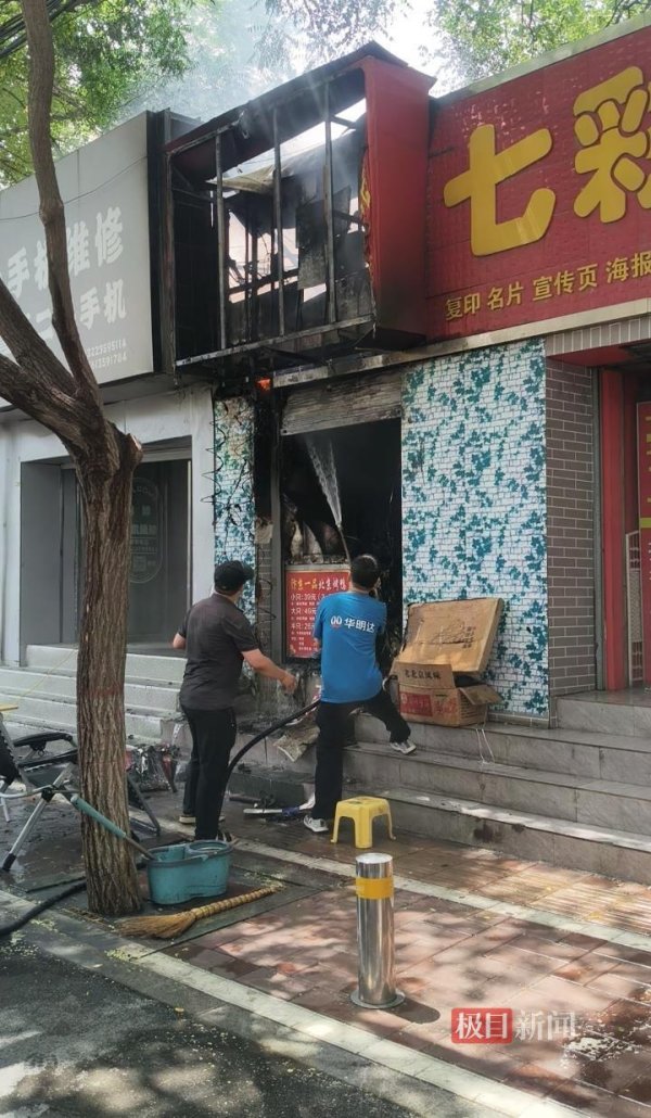 长盈策略 洒水车作业途中路遇烤鸭店着火，司机：看到浓烟后调转车头，10分钟扑灭明火