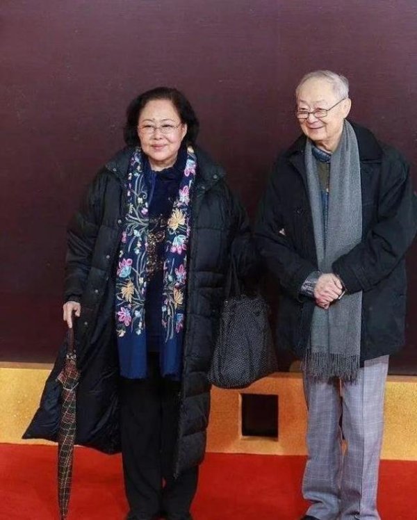 仁信 为了爱情改国籍，她放弃一级演员荣誉，如今却独自拄拐生活